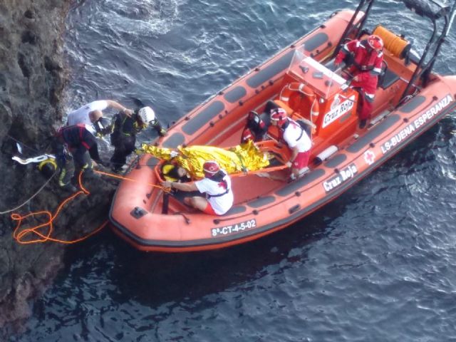 Rescatada una mujer que cayó al mar en Cabo de Palos - 1, Foto 1
