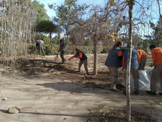 Los alumnos del programa Mixto de Empleo y Formación de la ADLE inician su aprendizaje en Jardinería y Construcción - 1, Foto 1