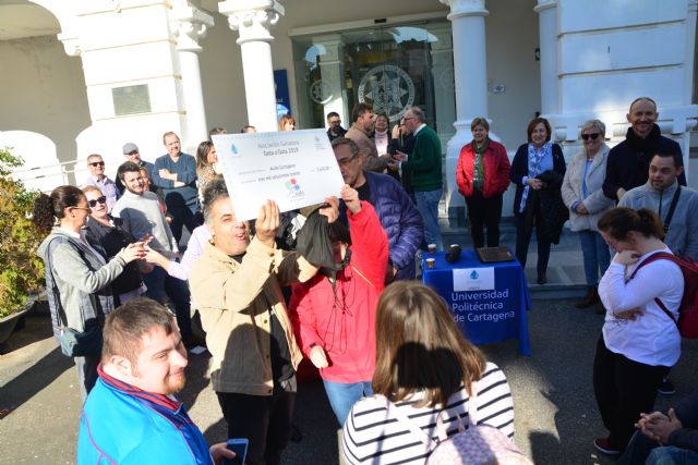 Usuarios de ASIDO recogen el cheque solidario recaudado Gota a gota por trabajadores de la UPCT - 1, Foto 1