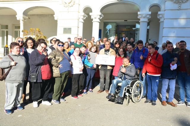 Usuarios de ASIDO recogen el cheque solidario recaudado Gota a gota por trabajadores de la UPCT - 2, Foto 2