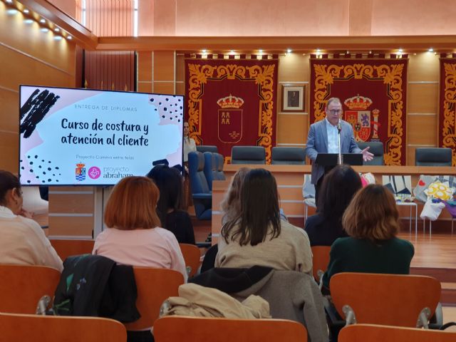 La Concejalía de Bienestar Social del Ayuntamiento de Molina de Segura clausura un curso de costura y atención al cliente dentro del proyecto Camina entre telas - 1, Foto 1