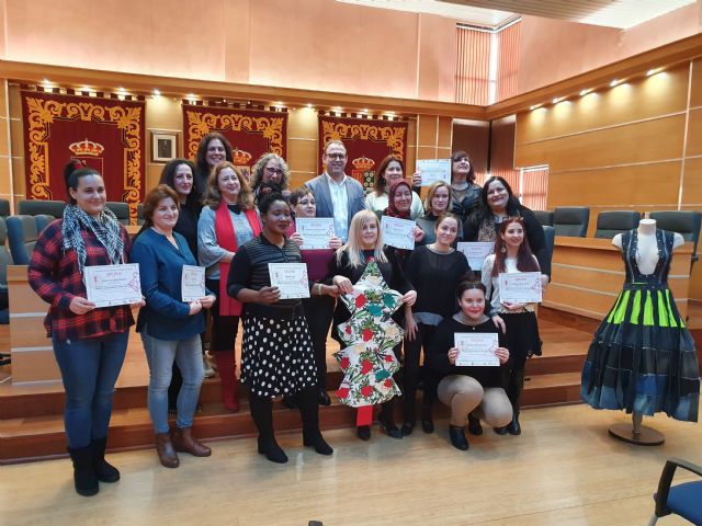 La Concejalía de Bienestar Social del Ayuntamiento de Molina de Segura clausura un curso de costura y atención al cliente dentro del proyecto Camina entre telas - 2, Foto 2