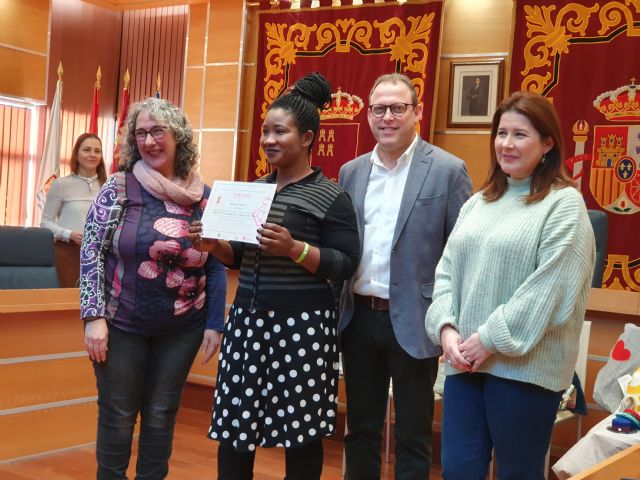 La Concejalía de Bienestar Social del Ayuntamiento de Molina de Segura clausura un curso de costura y atención al cliente dentro del proyecto Camina entre telas - 3, Foto 3