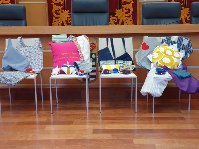 La Concejalía de Bienestar Social del Ayuntamiento de Molina de Segura clausura un curso de costura y atención al cliente dentro del proyecto Camina entre telas - 4, Foto 4