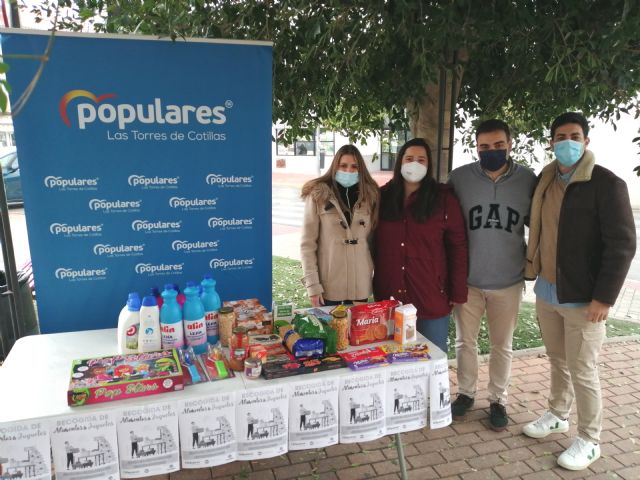 Inmensa acogida por los torreños de la campaña navideña de recogida de alimentos y juguetes - 1, Foto 1