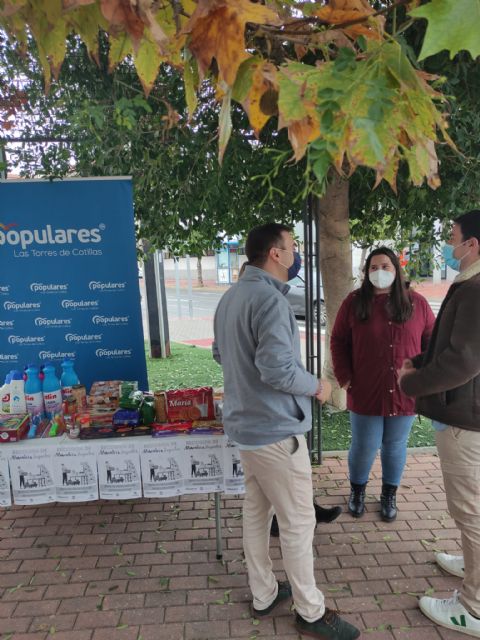 Inmensa acogida por los torreños de la campaña navideña de recogida de alimentos y juguetes - 3, Foto 3