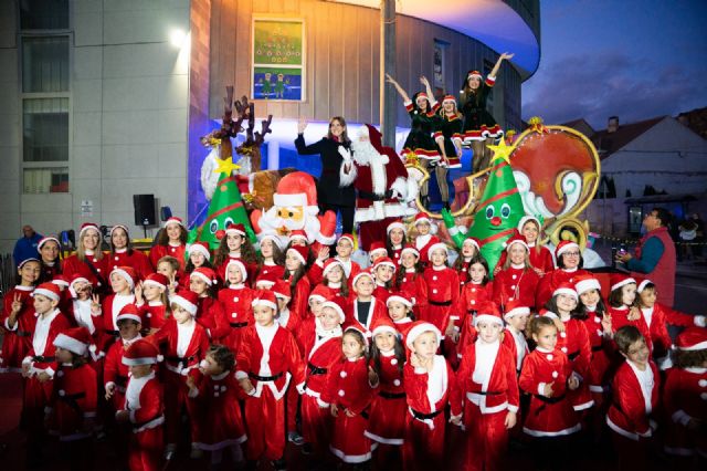 Papá Noel vuelve a llevar ilusión y fantasía a miles de niños que presencian el desfile - 1, Foto 1