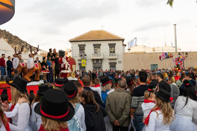 Papá Noel vuelve a llevar ilusión y fantasía a miles de niños que presencian el desfile - 2, Foto 2