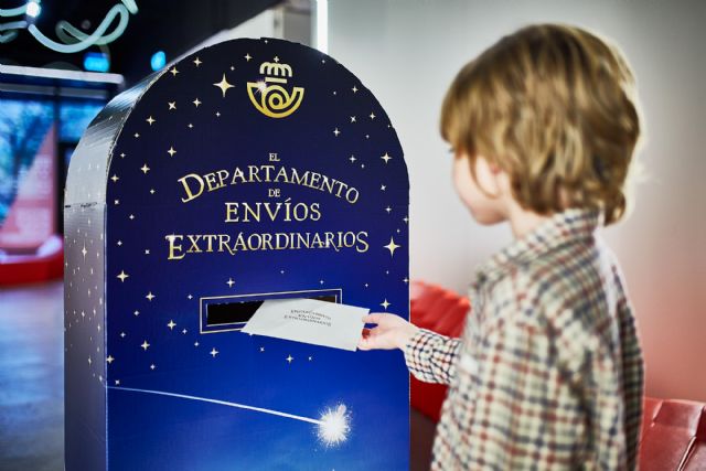 Correos instala buzones mágicos en catorce oficinas de la Región de Murcia para enviar las cartas a Papá Noel y los Reyes Magos