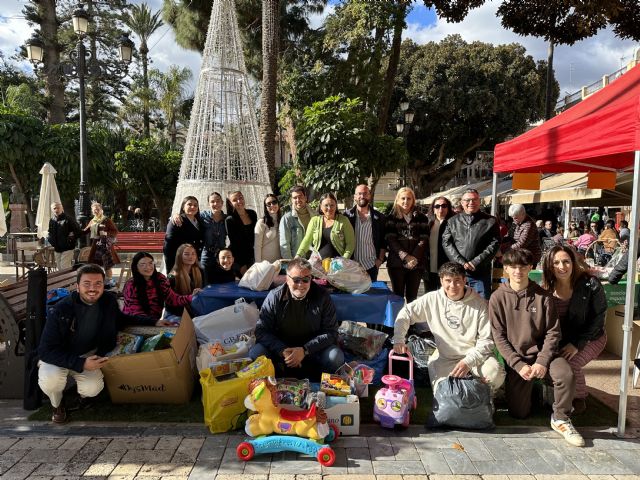 NNGG Águilas recoge centenares de juguetes y ropa de abrigo que entregará a Cáritas - 1, Foto 1
