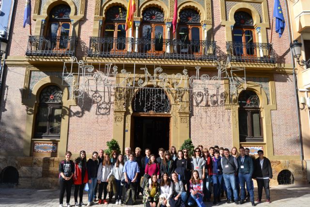 El edil de Educación recibe a los alumnos que han participado en el Programa Educar para una Europa Diversa - 1, Foto 1