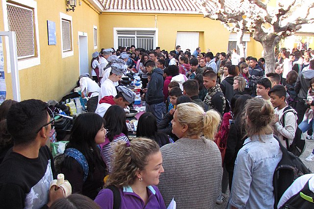 Alumnos del Aula Ocupacional realizan una visita de al IES Prado Mayor, Foto 1