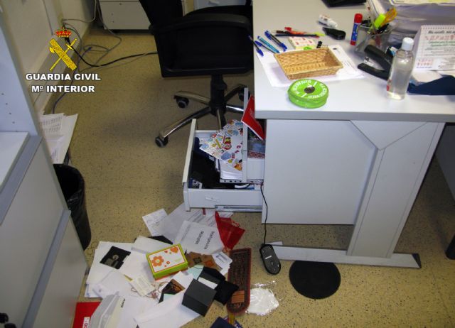 La Guardia Civil detiene in fraganti a dos menores sorprendidos mientras robaban en un instituto de Murcia - 1, Foto 1