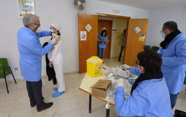 Los trabajadores y usuarios de Jesús Abandonado reciben la segunda dosis de la vacuna contra el Covid-19 - 1, Foto 1