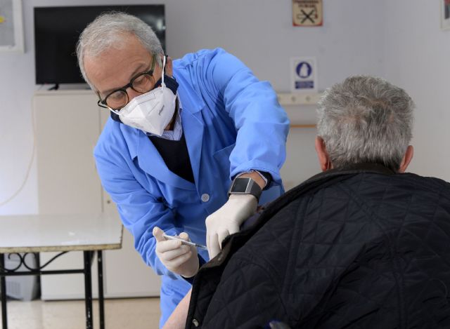 Los trabajadores y usuarios de Jesús Abandonado reciben la segunda dosis de la vacuna contra el Covid-19 - 2, Foto 2