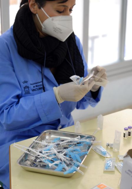 Los trabajadores y usuarios de Jesús Abandonado reciben la segunda dosis de la vacuna contra el Covid-19 - 3, Foto 3