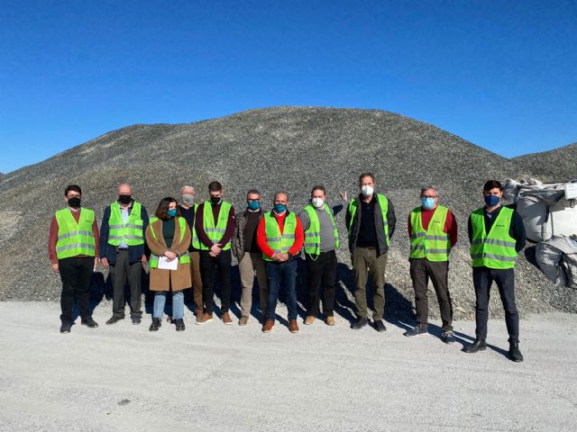 Los Ayuntamientos de Murcia y Cartagena visitan la cadena dereciclado de envases de vidrio - 1, Foto 1