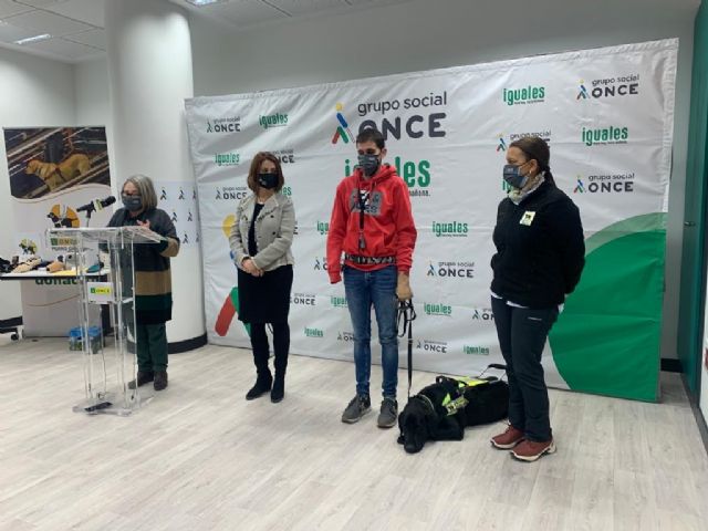 Una persona ciega sin manos recibe un perro guía de la ONCE - 1, Foto 1