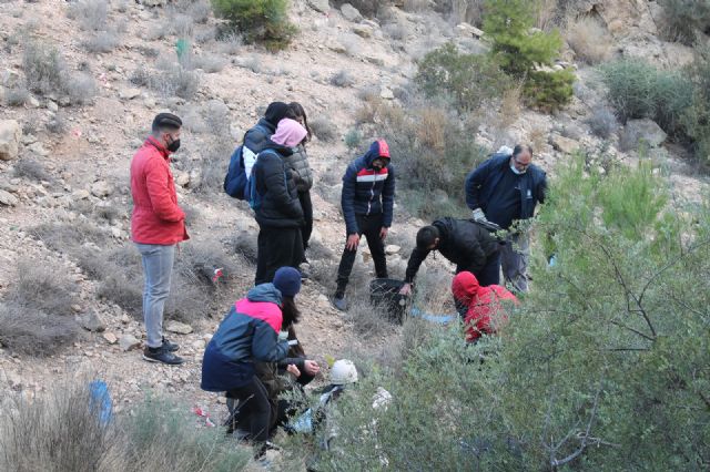 Alumnos del IES Pedro Guillén inician el proyecto de reforestación del Monte El Ope - 1, Foto 1