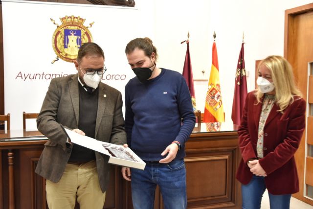 El cineasta lorquino Jesús Martínez 'Nota', recibido en el Ayuntamiento de Lorca en reconocimiento a los numerosos premios conseguidos con su último trabajo 'Porappé' - 1, Foto 1