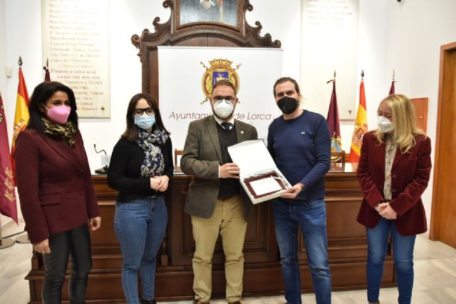El cineasta lorquino Jesús Martínez 'Nota', recibido en el Ayuntamiento de Lorca en reconocimiento a los numerosos premios conseguidos con su último trabajo 'Porappé' - 2, Foto 2