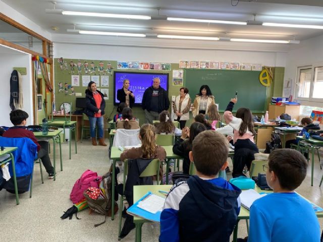 El Ayuntamiento y el CEIP Las Lomas ponen en marcha el proyecto No conviertas la playa en tu cenicero - 1, Foto 1