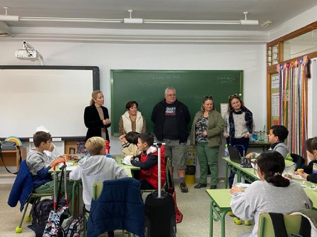 El Ayuntamiento y el CEIP Las Lomas ponen en marcha el proyecto No conviertas la playa en tu cenicero - 2, Foto 2