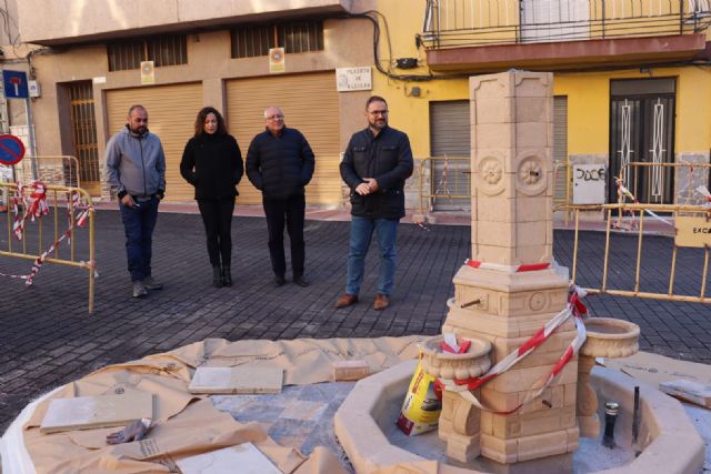 El alcalde de Lorca visita los trabajos de remodelación de la Placeta de Alcolea y la recuperación de su histórica fuente - 1, Foto 1