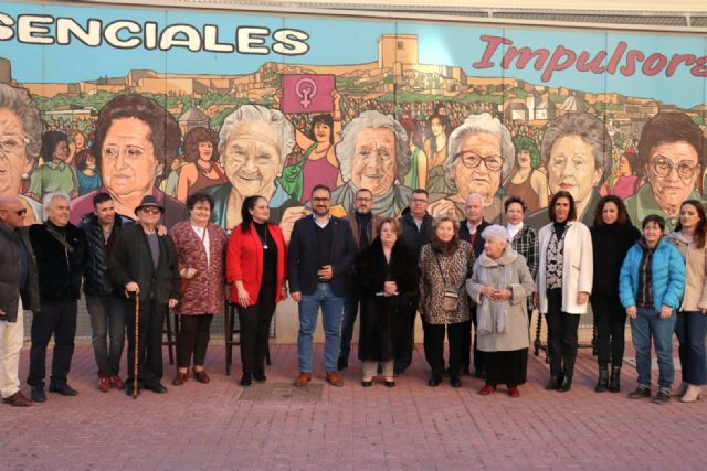 El alcalde de Lorca inaugura la segunda fase del mural pictórico 'Mujeres Esenciales: impulsoras de la Igualdad' al que incorpora 10 nuevos rostros - 1, Foto 1