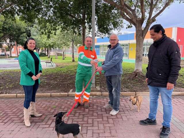 El Ayuntamiento continúa con su campaña de reparto de botellas de agua y vinagre para acabar con las machas de orines de mascotas - 1, Foto 1