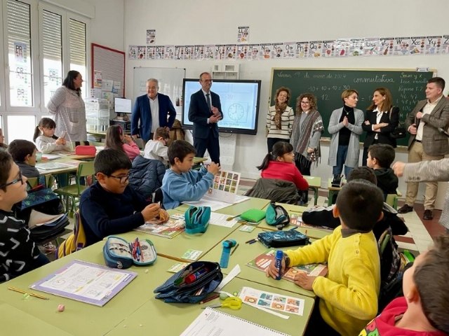 El alcalde y la concejal de Educación trasladan al consejero del ramo las necesidades en materia de infraestructuras que tienen los centros de enseñanza del municipio, Foto 1