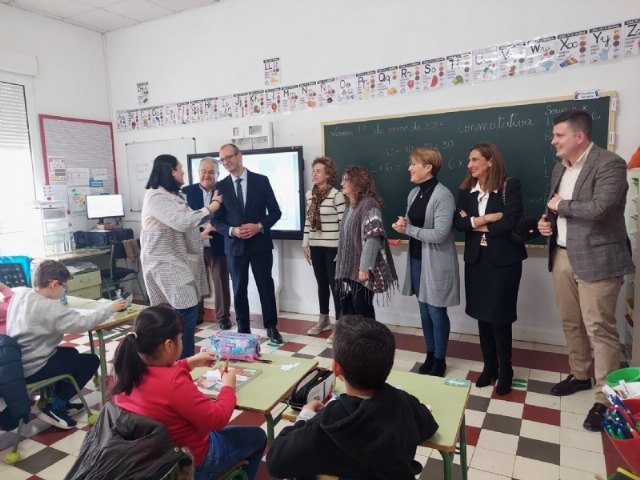 El alcalde y la concejal de Educación trasladan al consejero del ramo las necesidades en materia de infraestructuras que tienen los centros de enseñanza del municipio, Foto 3