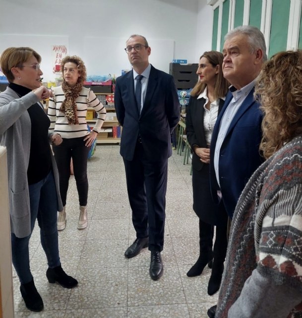 El alcalde y la concejal de Educación trasladan al consejero del ramo las necesidades en materia de infraestructuras que tienen los centros de enseñanza del municipio, Foto 4