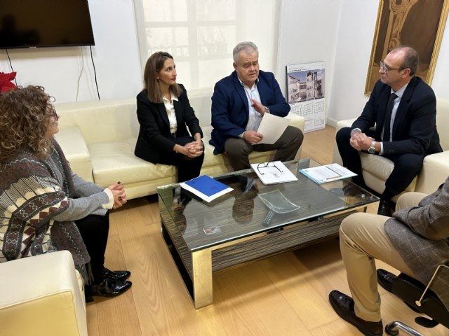 El alcalde y la concejal de Educación trasladan al consejero del ramo las necesidades en materia de infraestructuras que tienen los centros de enseñanza del municipio, Foto 5
