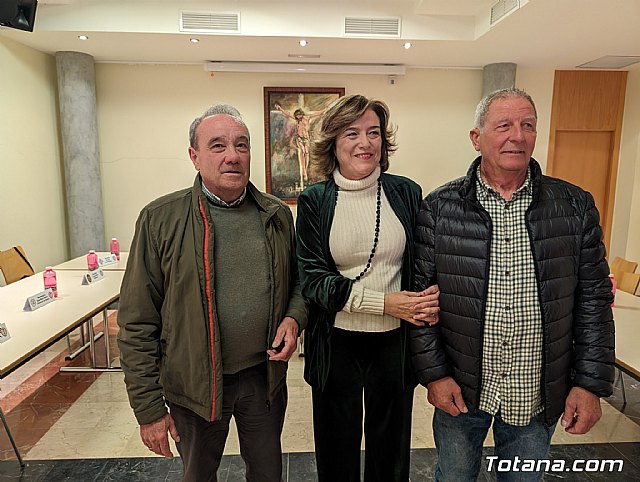 El alcalde felicita al Nazareno de Honor y al Pregonero de la Semana Santa del 2024 tras su nombramiento por parte del Ilustre Cabildo Superior de Procesiones - 1, Foto 1