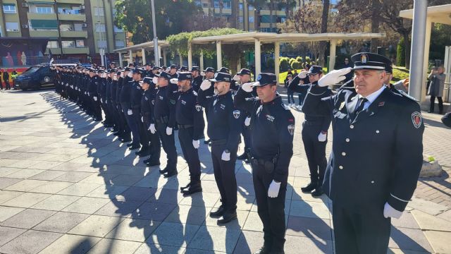 Molina de Segura celebra el Patrón de la Policía Local condecorando a los agentes de este cuerpo en un acto celebrado en la Plaza de España - 2, Foto 2