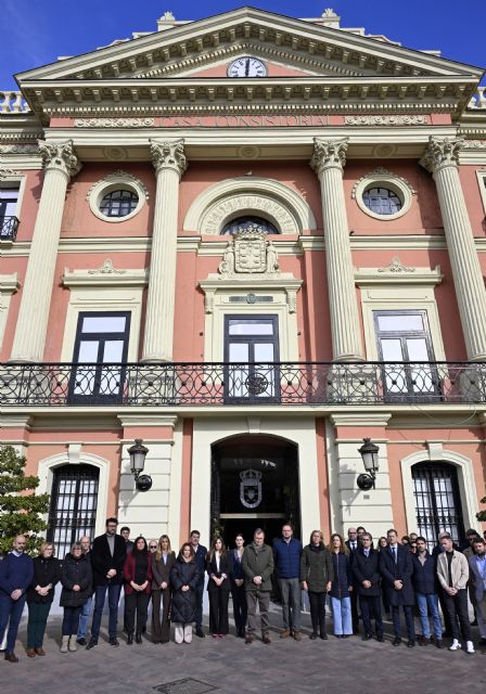 El Ayuntamiento de Murcia guarda un minuto de silencio en memoria de las víctimas del accidente ferroviario en Adamuz - 2, Foto 2