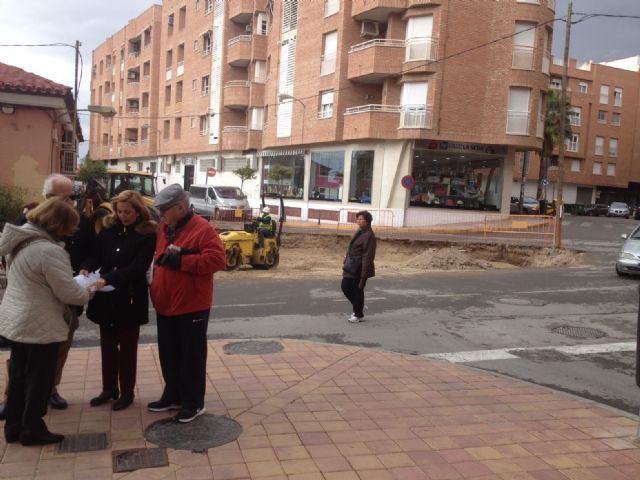 El Ayuntamiento de Lorca inicia las obras para hacer una glorieta en la intersección del Camino Marín con Martín Morata y Calle de la Seda - 1, Foto 1