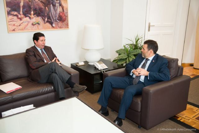 Sevilla insta a López a aumentar la colaboración entre el Ayuntamiento y la Autoridad Portuaria - 2, Foto 2