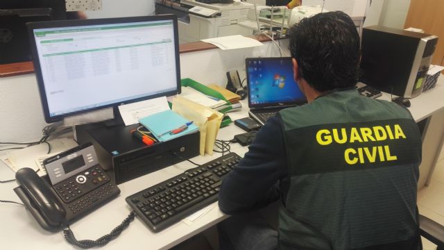 La Guardia Civil desarticula un grupo criminal dedicado a realizar estafas a través de internet a nivel nacional - 1, Foto 1