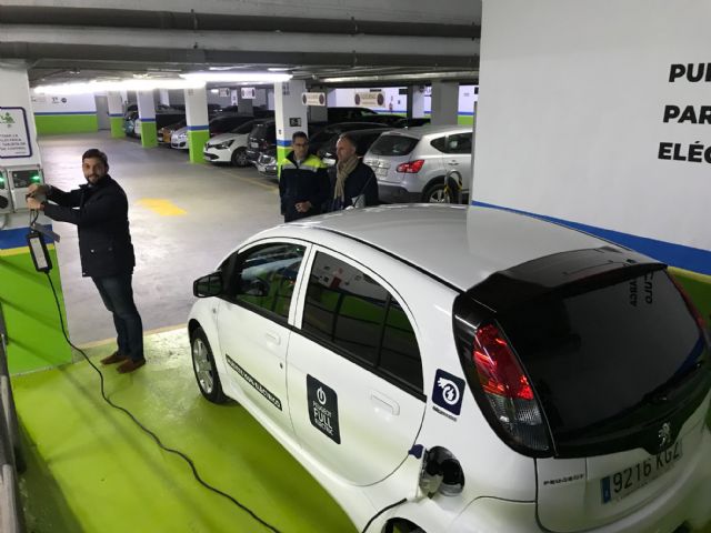 El Ayuntamiento habilita en el parking de San Vicente un punto de carga para vehículos eléctricos que complementa a los existentes en San José, Avenida de Europa y Sutullena - 1, Foto 1