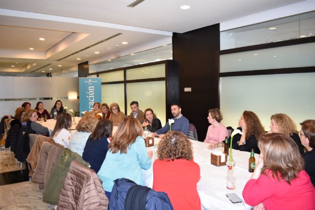 Martínez-Cachá se reúne con las bordadoras para detallarles los trámites realizados para conseguir su reconocimiento profesional - 1, Foto 1