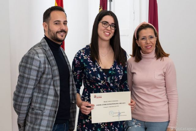 La alcaldesa y el concejal de Juventud felicitan a la ganadora del Premio Joven Extraordinario - 1, Foto 1