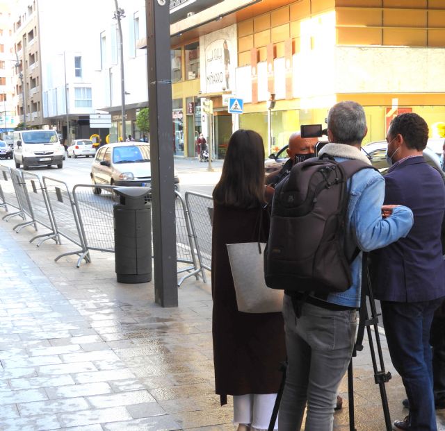 IU-V exige poner fin a la provisionalidad de unas vallas instaladas en la acera de Juan Carlos I - 1, Foto 1