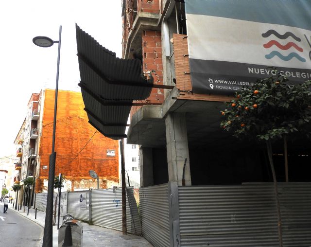 Denuncian la peligrosidad de unas chapas en una obra abandonada de la céntrica calle Musso Valiente - 1, Foto 1