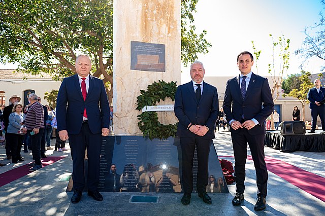 Mazarrn honra la memoria de sus mineros fallecidos en accidentes laborales con la inauguracin de un monumento en la Plaza del Salitre, Foto 1