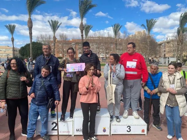 El Ayuntamiento de Mula entrega los trofeos de la Carrera Solidaria del IES Ribera de los Molinos - 1, Foto 1