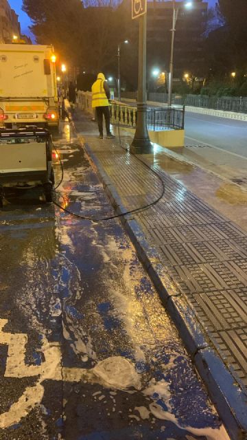 Servicios comienza una actuación especial para la limpieza de calles y contenedores - 1, Foto 1