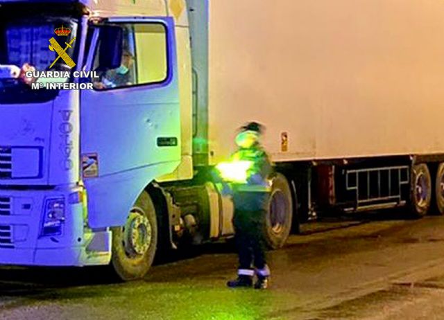 La Guardia Civil investiga al conductor de un camión de gran tonelaje por cuadruplicar la tasa de alcoholemia - 3, Foto 3
