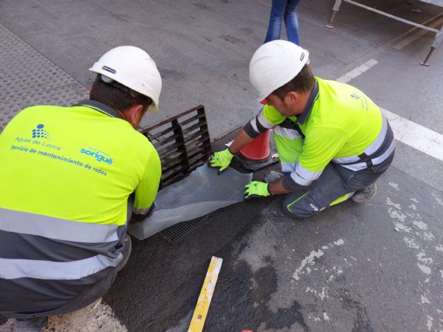 El Ayuntamiento prepara los imbornales para evitar la entrada de arena durante la Semana Santa - 1, Foto 1